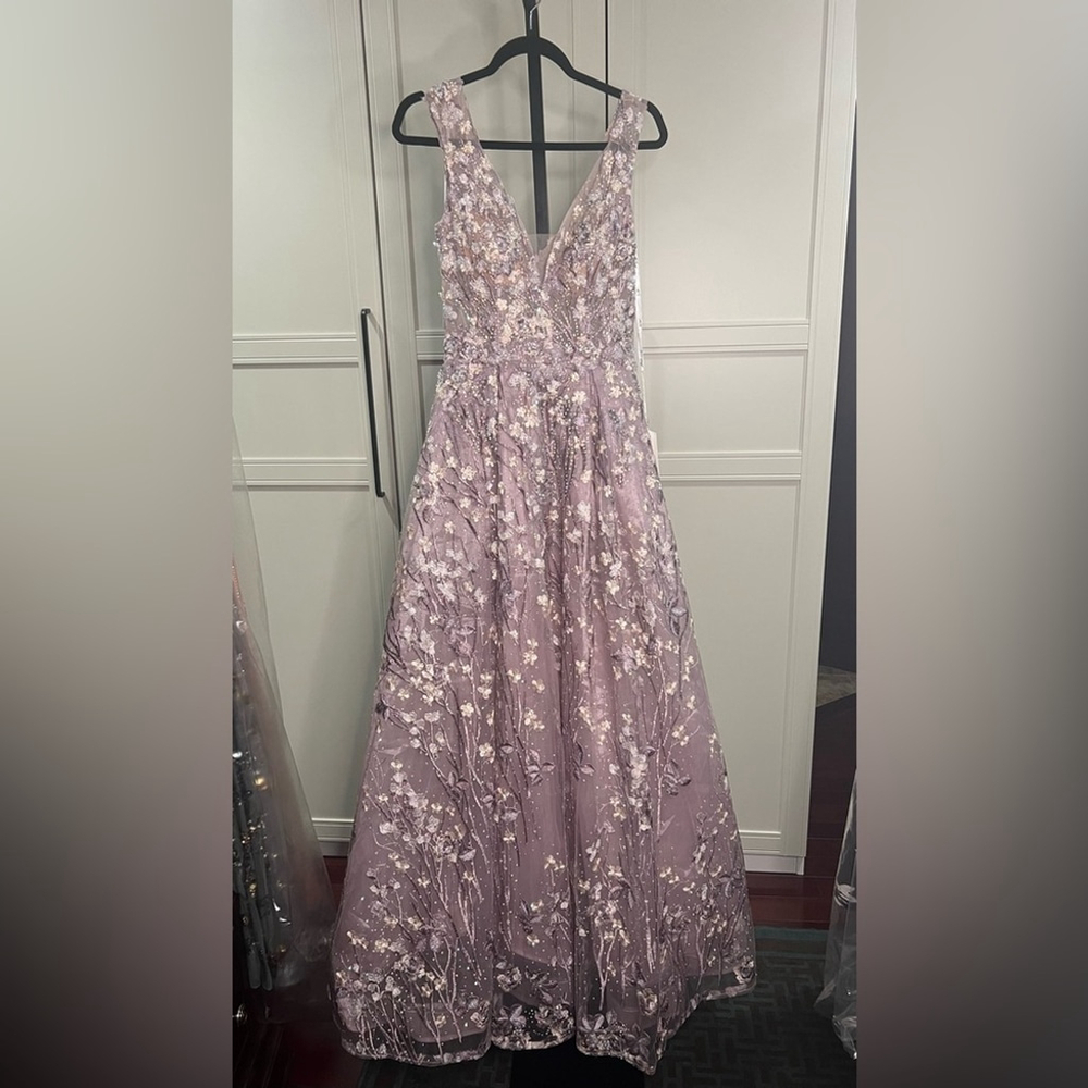 ✨Host Pick✨ A-line gown with embroidered flowers and intricate beading - Picture 5 of 9